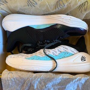 Steph Curry 11 size 7y, women’s 8.5 new in box